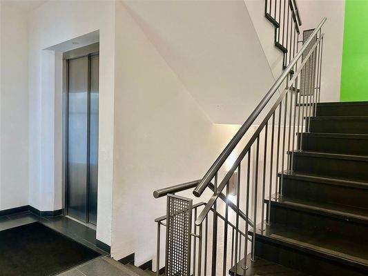Treppenhaus mit Lift