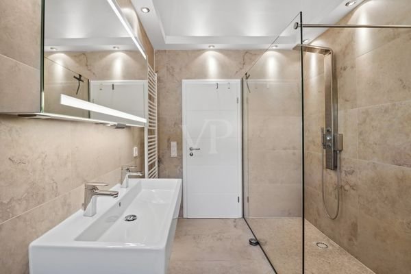 Hauptbadezimmer mit bodengleicher Dusche