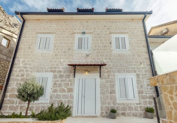 2-Kotor-Ljuta-stone-villa-on-the-first-line-to-the