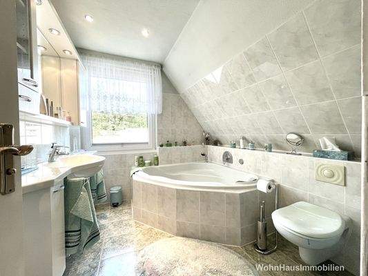 Großes Badezimmer