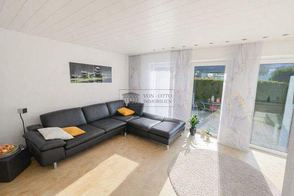 modernes Wohnzimmer mit natürlichem Licht