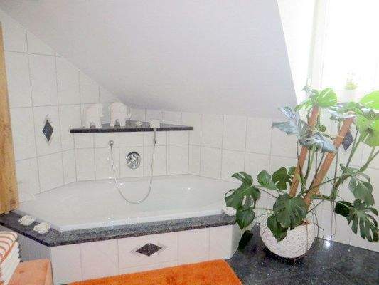 Bad mit Badewanne und Dusche