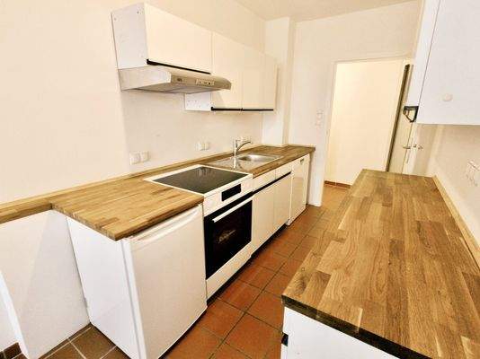 Einbauküche mit neuwertigen Elektrogeräten