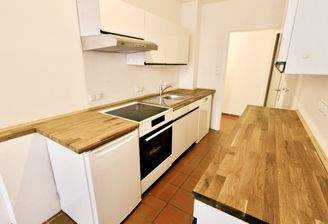 Einbauküche mit neuwertigen Elektrogeräten