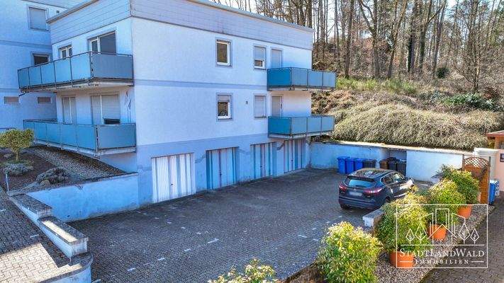 Garage (helles Garagentor links)