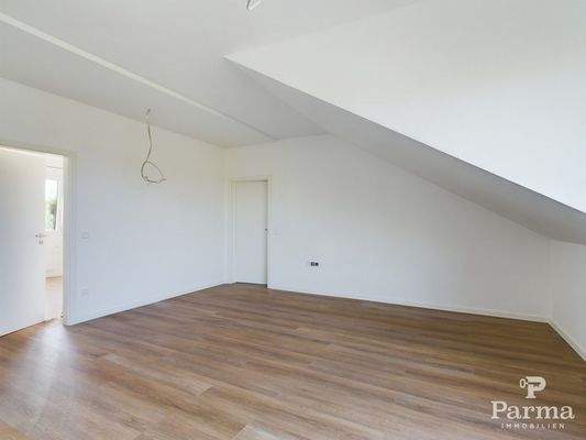 Ess-und Wohnbereich mit offener Küche und Zugang Balkon