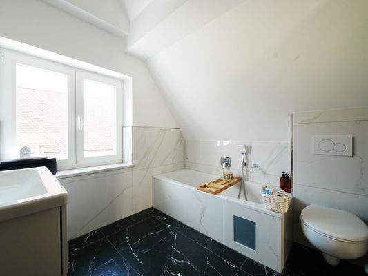 Tageslichtbad mit Dusche und Badewanne