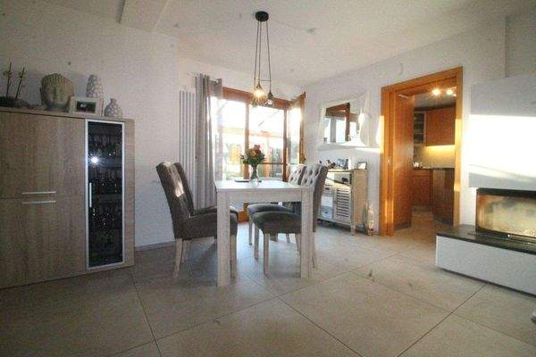 Toller Essbereich mit Sonnenstrahlen.