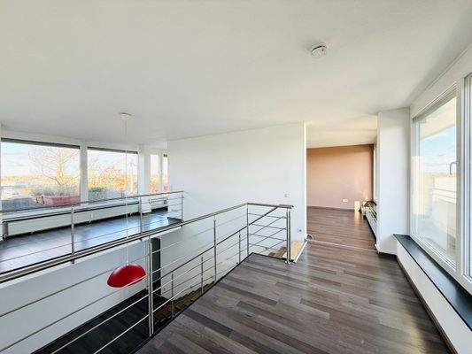 Lichtdurchflutete Galerie