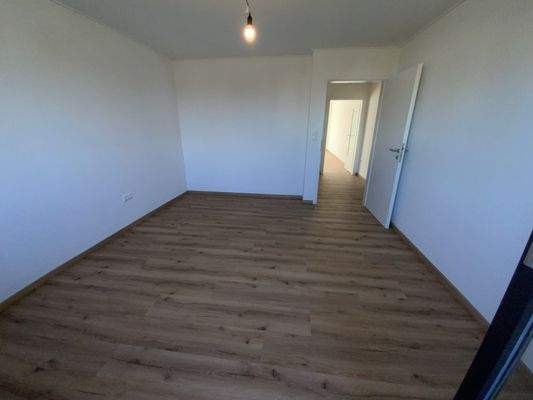 Schlafzimmer Blick vom Balkon nach Innen