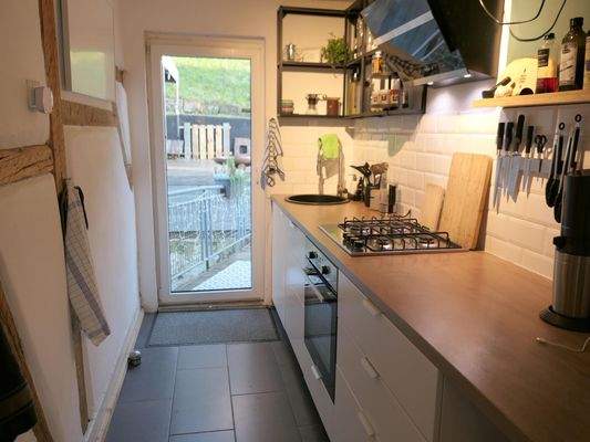 Küche mit Balkonausgang