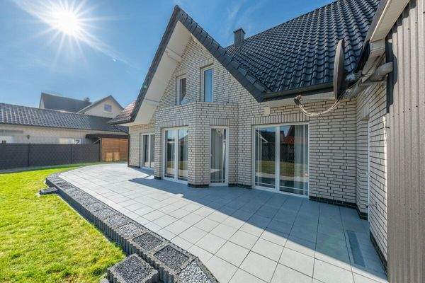 Eine weitläufige Terrasse bietet viel Platz