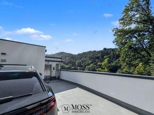 Eingang Aufzug und Fahrrad Abstellplatz 