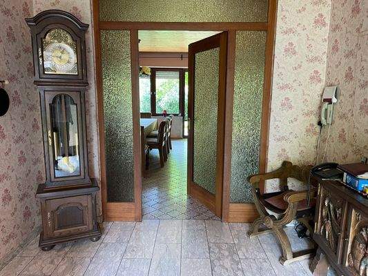 EG: Diele mit Blick in den Essbereich