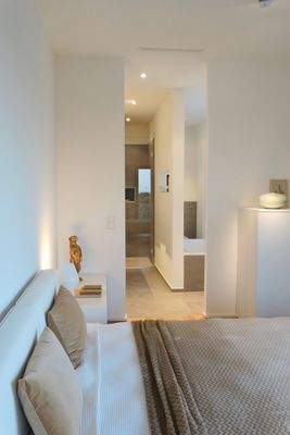 Schlafzimmer mit Blick ins edle Badezimmer