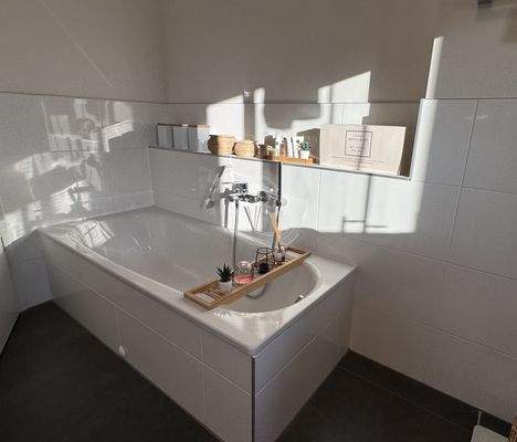 Bad mit Dusche und Wanne