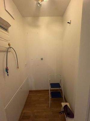 Abstellraum mit Waschmaschinenanschluss