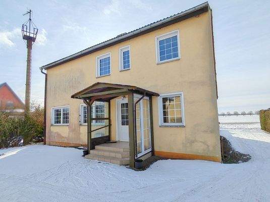 Hofseite mit überdachtem Hauseingang