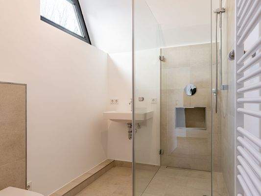 Badezimmer mit Regendusche.