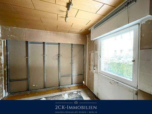 Küche mit Vorbereitung zum offenen Bereich