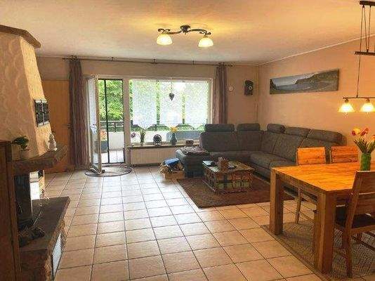 Wohnzimmer mit Kamin u.  Essecke 