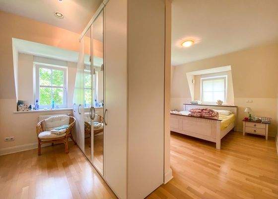 Schlafzimmer mit Ankleidebereich