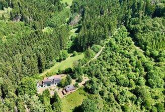 a Anwesen im Wald