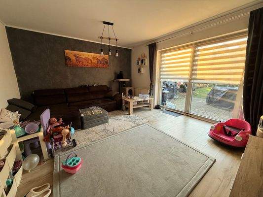 Wohnzimmer mit Zugang zur Terrasse