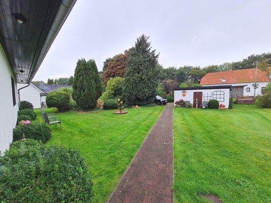 Blick in den rückwärtigen Garten mit Zuwegung zu den Garagen