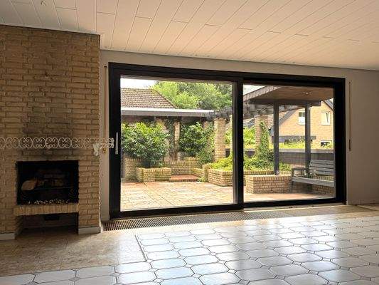 Wohnbereich mit Kamin und Terrassenzugang