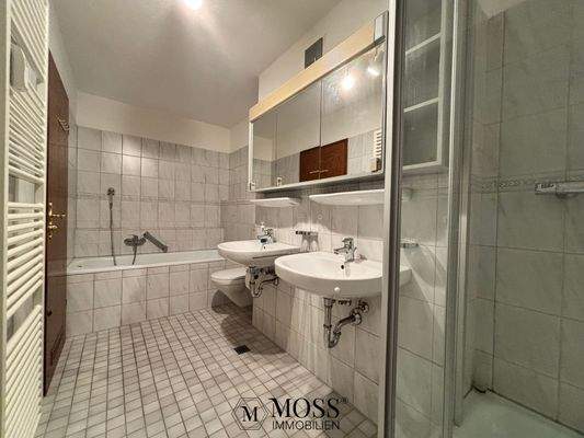 Badezimmer Badewannenseite