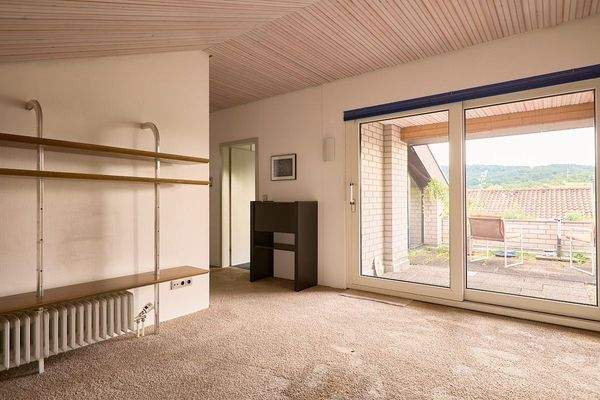 Durchgangszimmer mit Zugang zur Dachterrasse