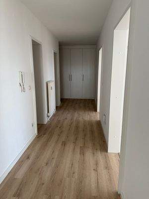 Heller Flur mit Holzboden