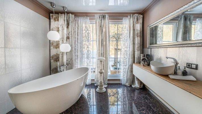 Exklusives Tageslichtbadezimmer im Erdgeschoss