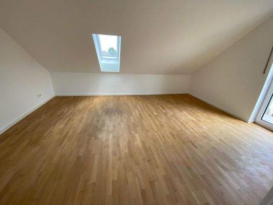 Kinderzimmer mit Zugang zum Ostbalkon.jpg