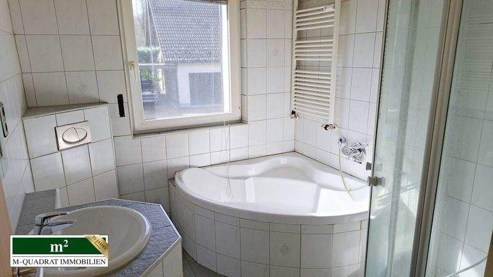 Bad mit Dusche und Wanne