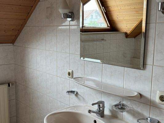 Badezimmer mit Fenster.jpg