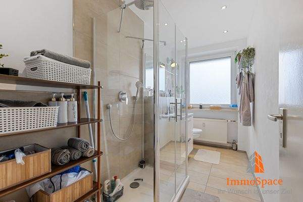 Zeitloses Badezimmer mit Dusche und Waschtisch