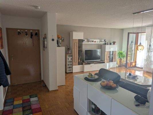 Eingangsbereich und Wohnzimmer