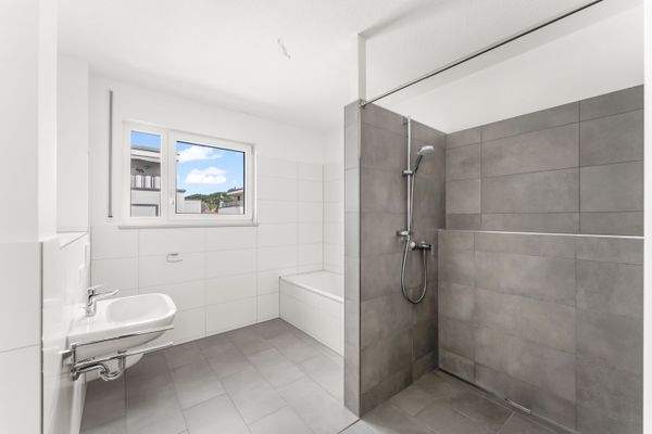 Badezimmer mit Dusche + Badewanne