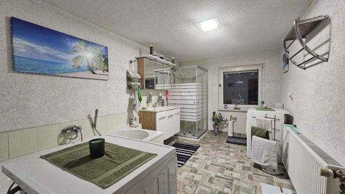 Bad mit Badewanne und Dusche