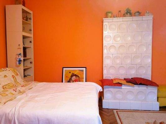  Schlafzimmer mit Kachelofen