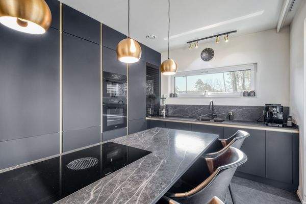 Hochwertige Designküche mit Kochinsel und edlen Materialen