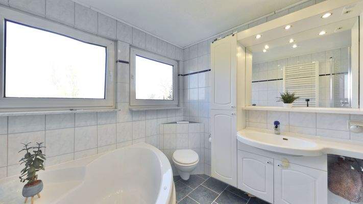 Das Tageslicht-Vollbadezimmer im OG