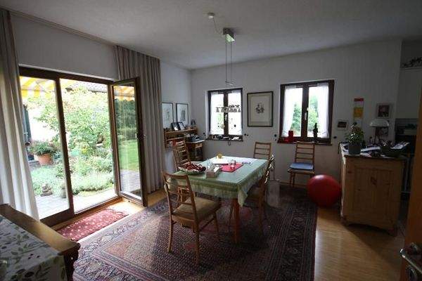 Esszimmer mit Zugang zur Terrasse