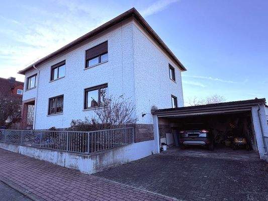 Hausansicht mit Doppelgarage