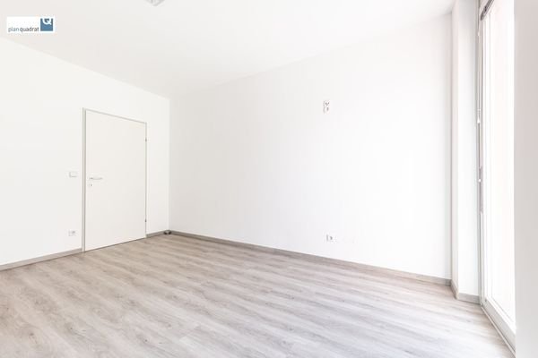 Zimmer 2 (gem. Grundriss-Skizze; ca. 14,80 m²)