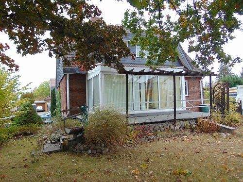 Hausansicht Gartenseite mit Wintergarten und Terrasse Bild 1.jpg