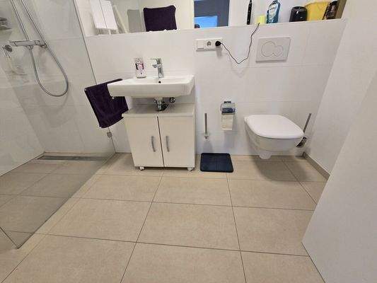 Badezimmer mit Dusche 