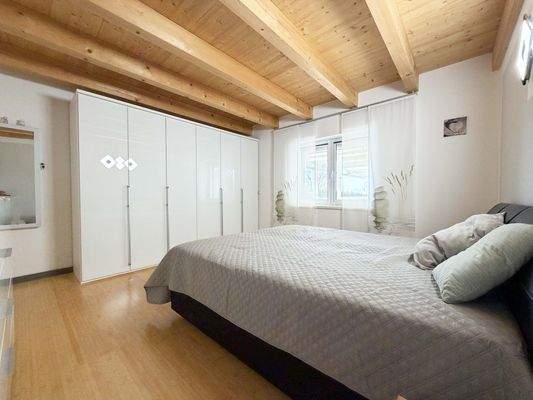 EG Schlafzimmer: Großzügiger Kleiderschrank sorgt für Ordnung und entspannte Morgen